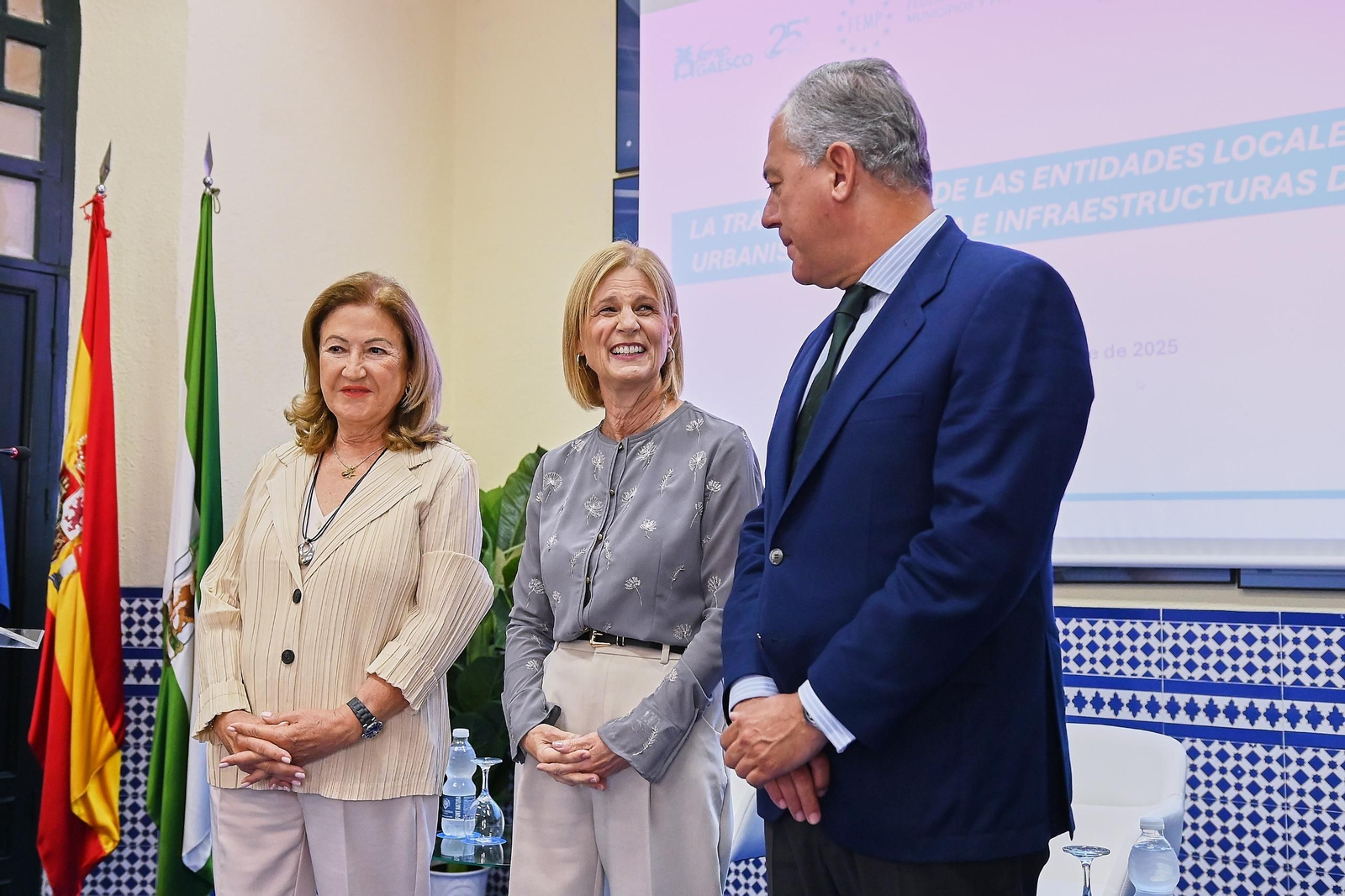 María José García-Pelayo, junto a Carmen Núñez, presidenta del Foro GAESCO, y José Luis Sanz, alcalde de Sevilla.