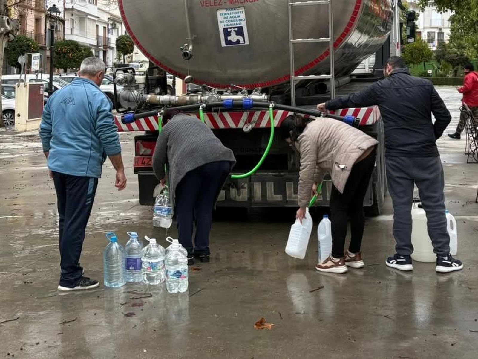 Un camión cisterna en Rute.