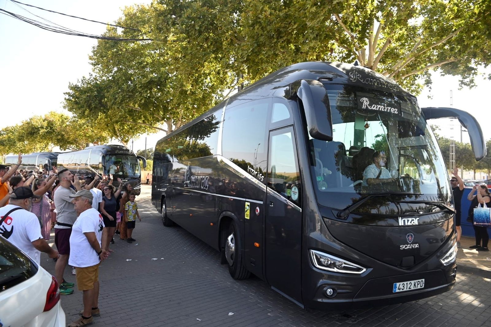 La emotiva despedida de los niños saharauis de Córdoba, en imágenes