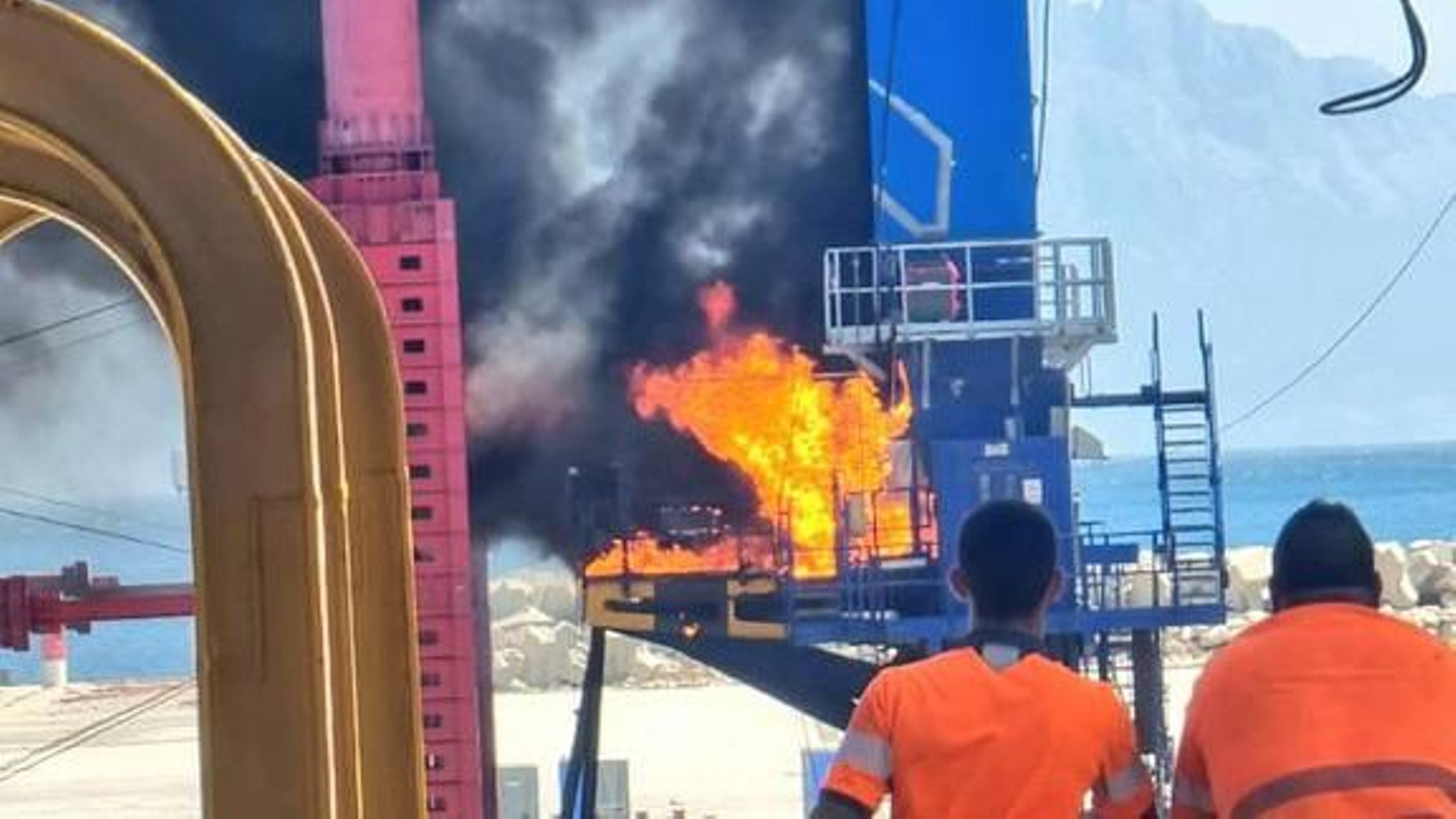 El fuego, en la base de la grúa.