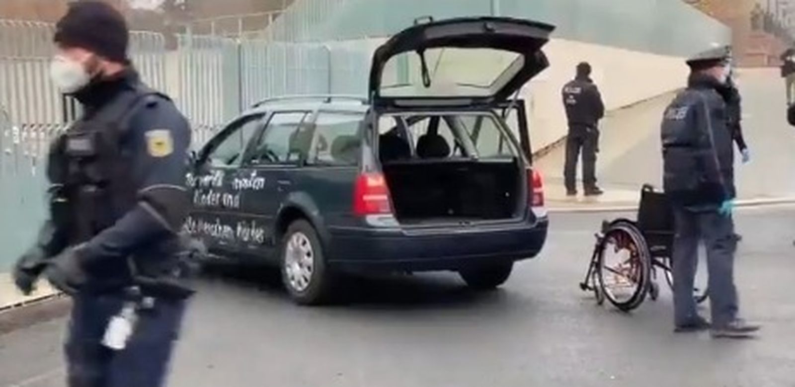 Se estrella un coche con pintadas contra la valla de la Cancillería de Alemania