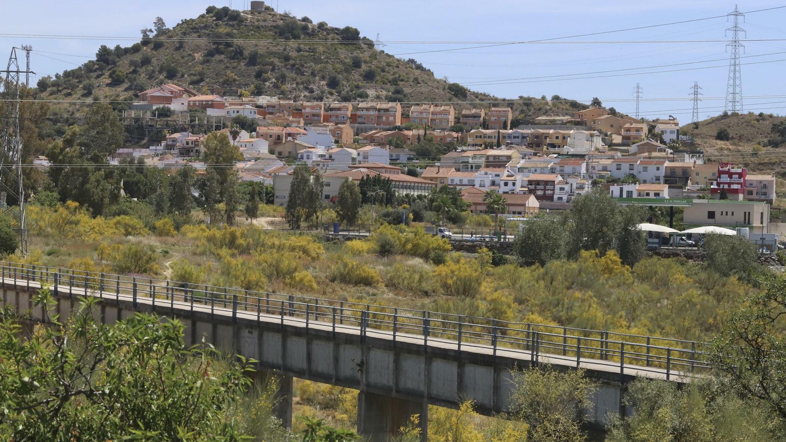 Viviendas y la torre mozárabe al fondo.
