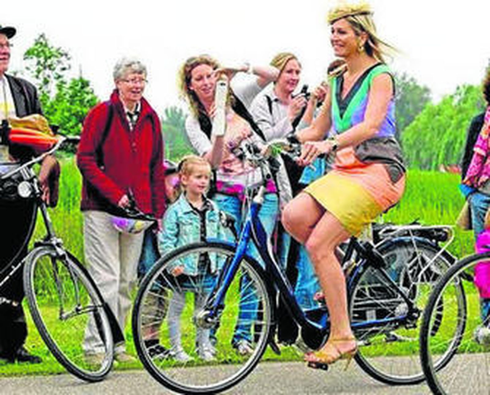 Máxima de Holanda monta en bici con tacones