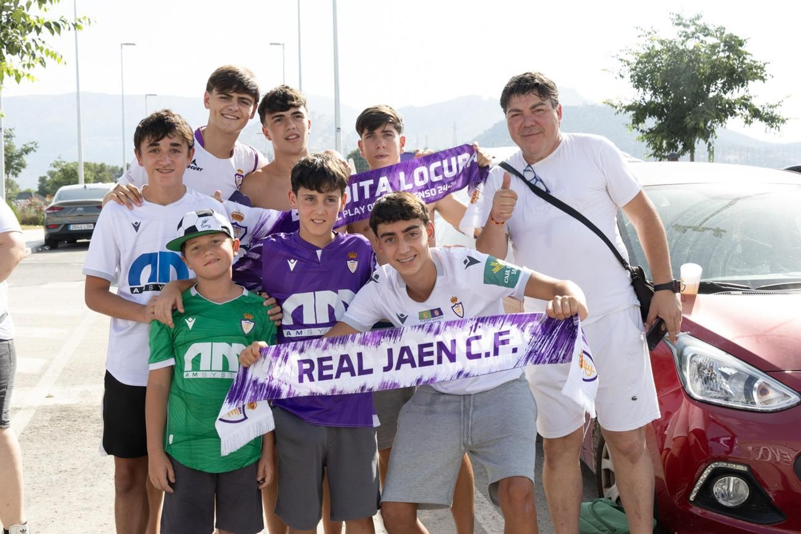 El épico recibimiento de la afición lagarta al Real Jaén, en imágenes