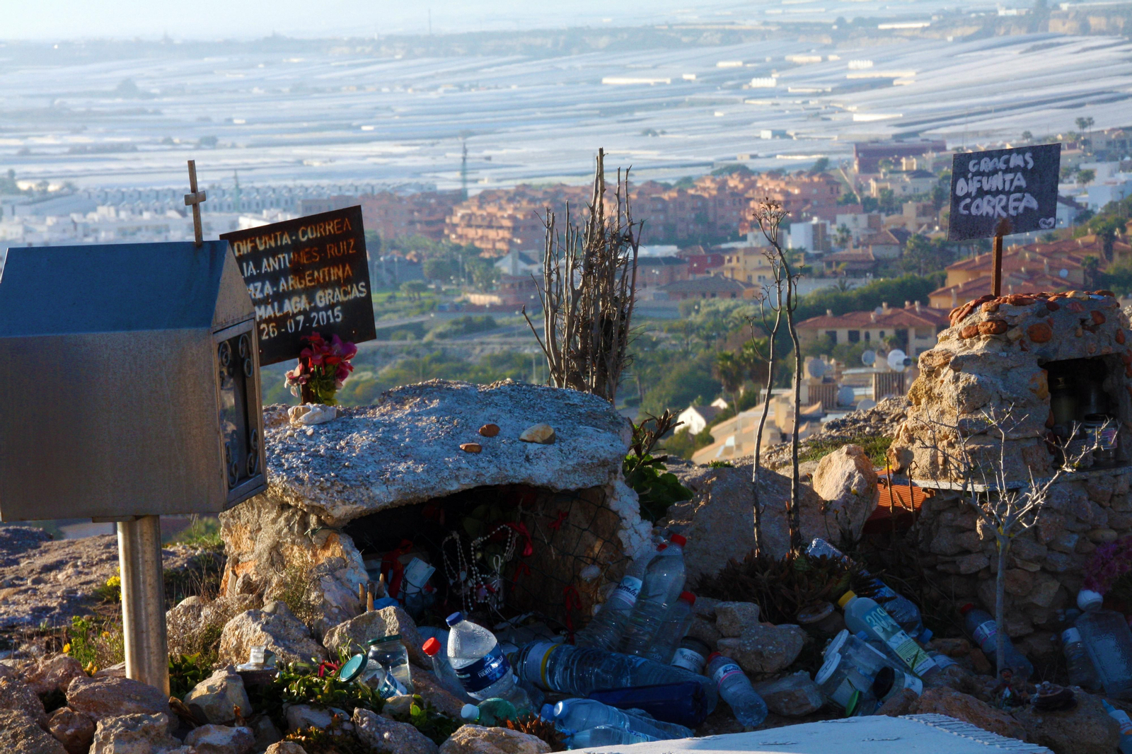 Carteles de agradecimiento, botellas de agua... y al fondo Almerimar.
