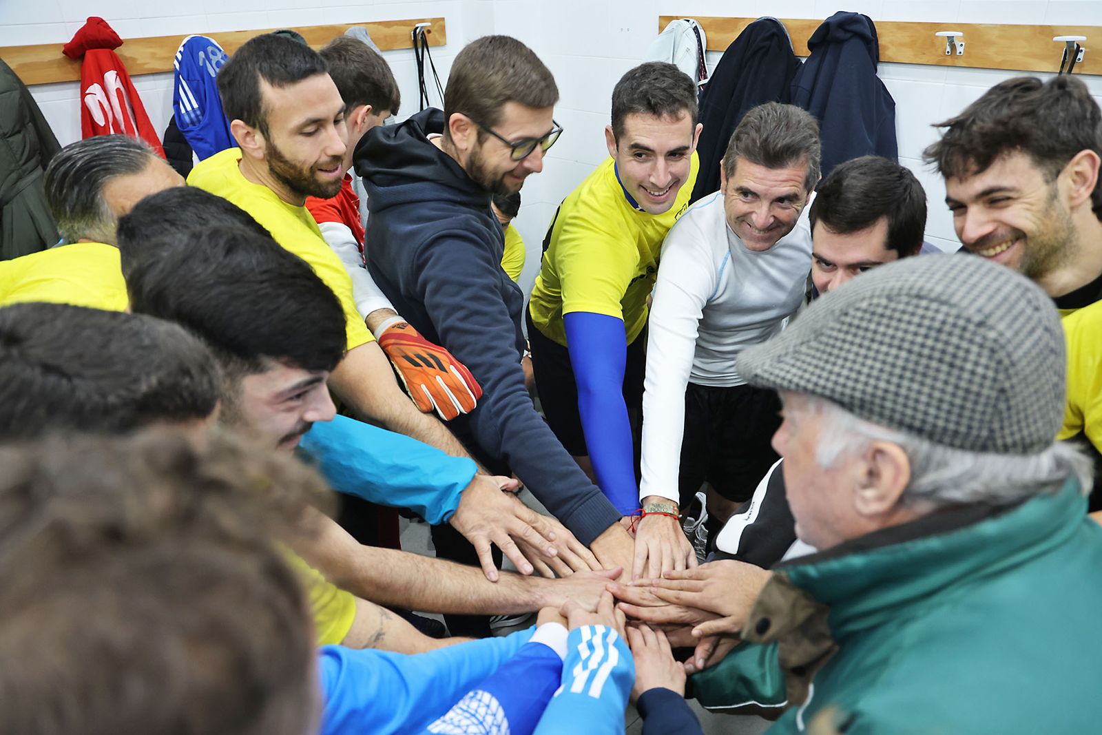 Periodistas y políticos disputan su tradicional partido navideño de fútbol