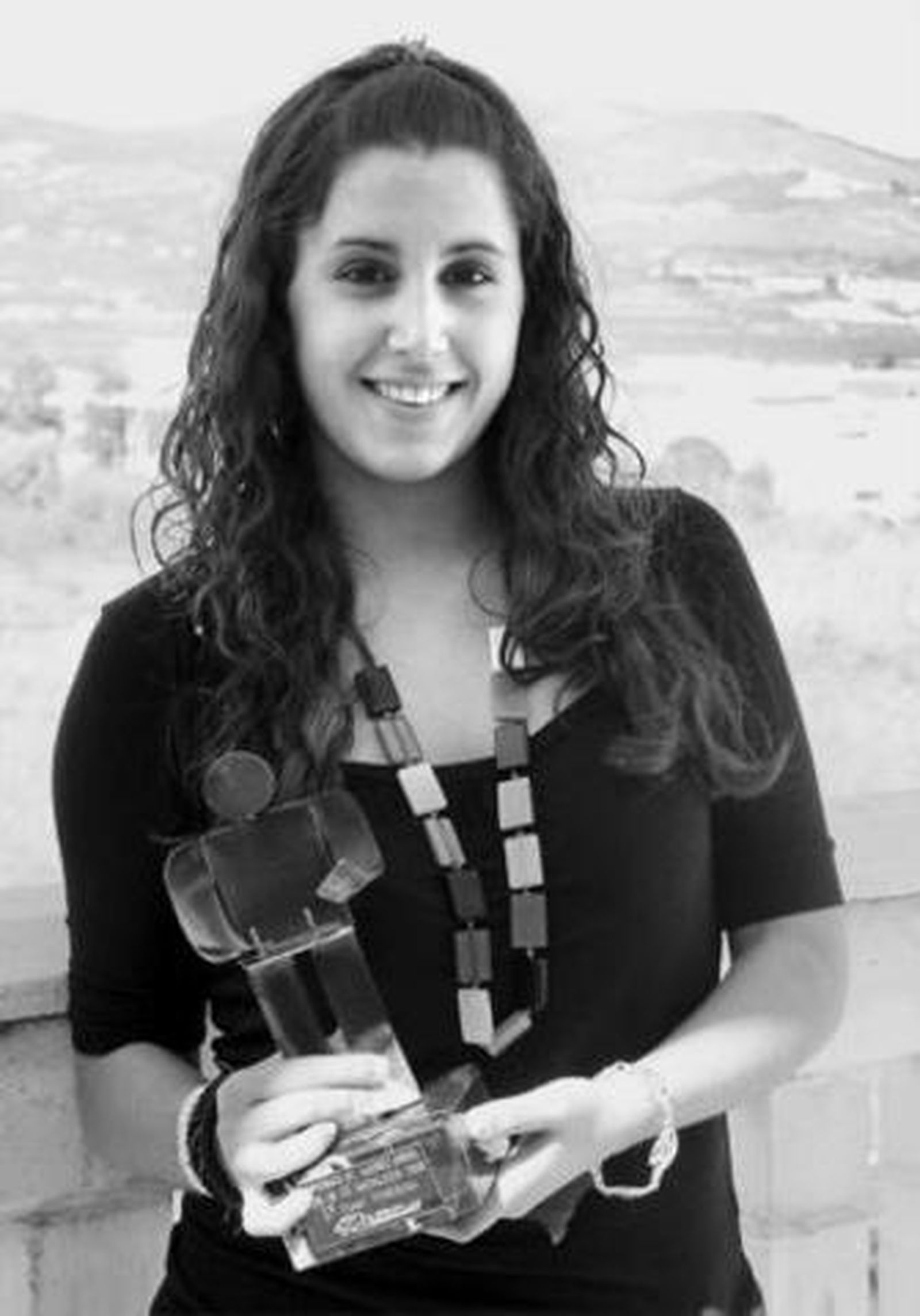 Anabel Guadamuro muestra uno de los trofeos que ha ganado.