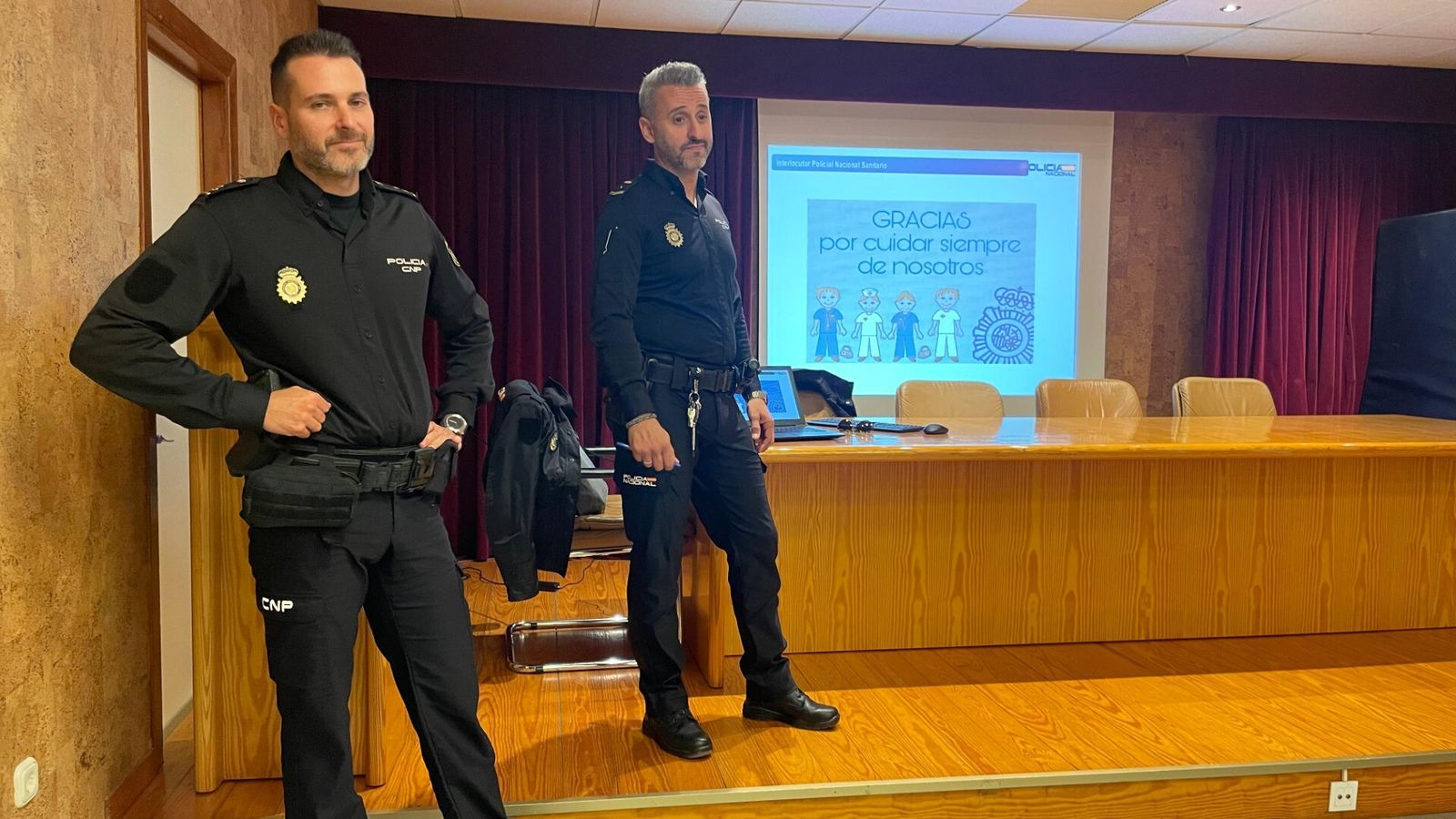 Dos agentes del Cuerpo Nacional de Policía durante el curso que se ha impartido a los profesionales sanitarios del Hospital Vithas Almería