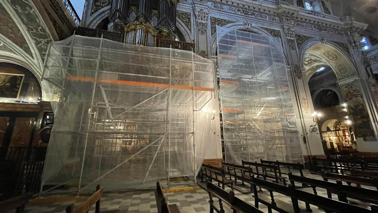 Los andamios dispuestos en la nave del Evangelio de la parroquia de la Magdalena.
