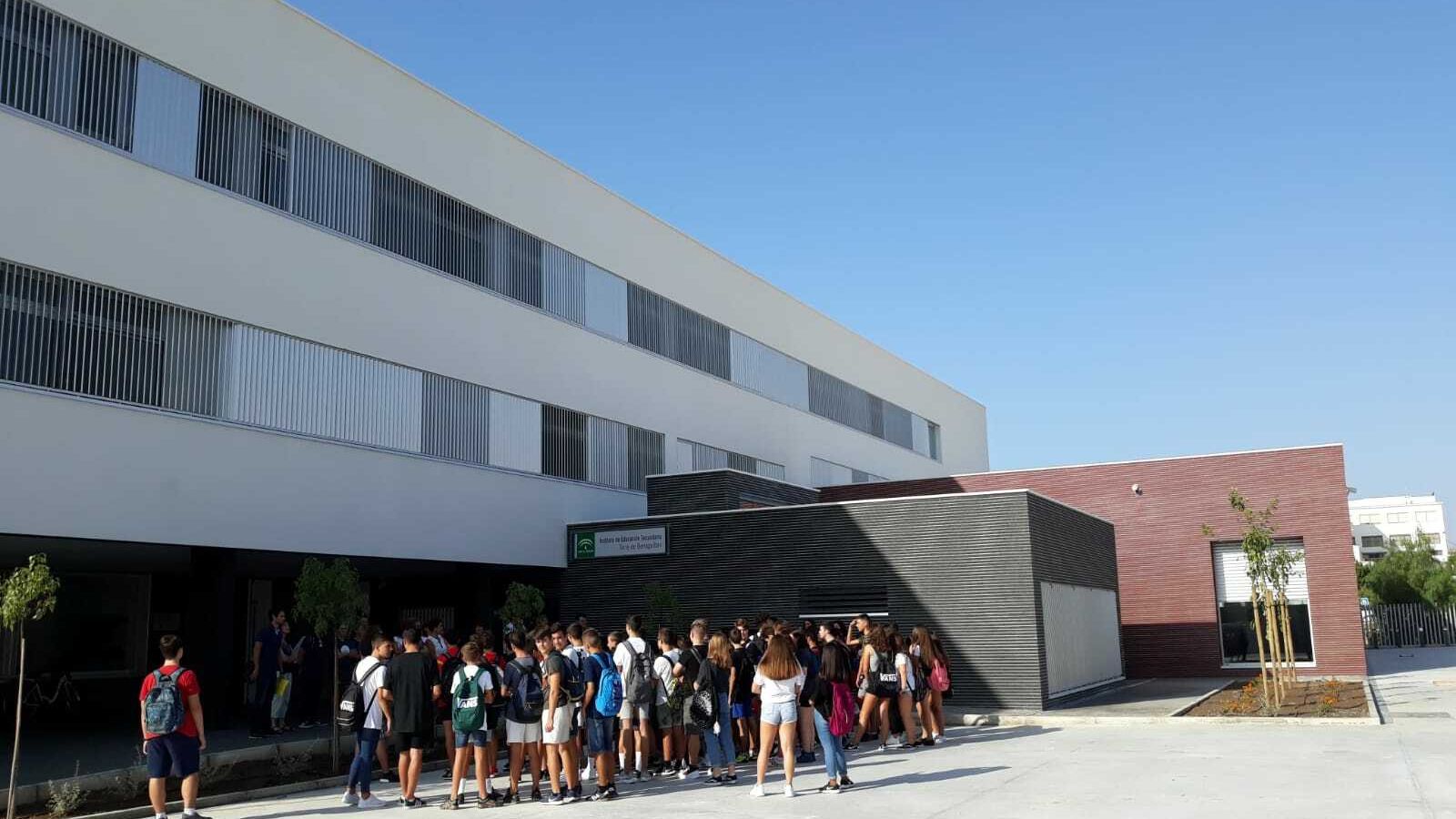 Alumnos inauguran el nuevo centro de Secundaria y Bachillerato.