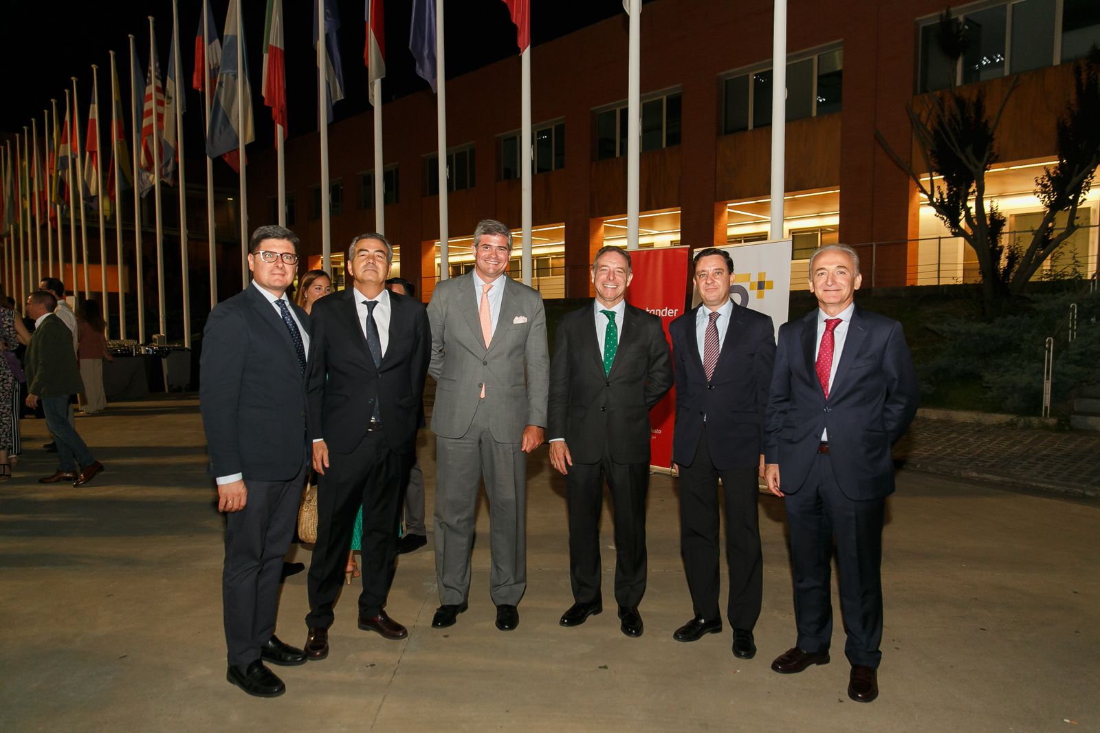 Álvaro Pimentel, concejal del Ayuntamiento de Sevilla; José Ramón Navarro, director gerente de Mercasevilla, Manuel Parejo, director general de Flacema; Manuel de la Cruz, director territorial del Banco Santander en Andalucía; Juan de la Rosa, concejal del Ayuntamiento de Sevilla; y el director de Instituciones de la territorial de Andalucía de Banco de Santander, Miguel Nogales.