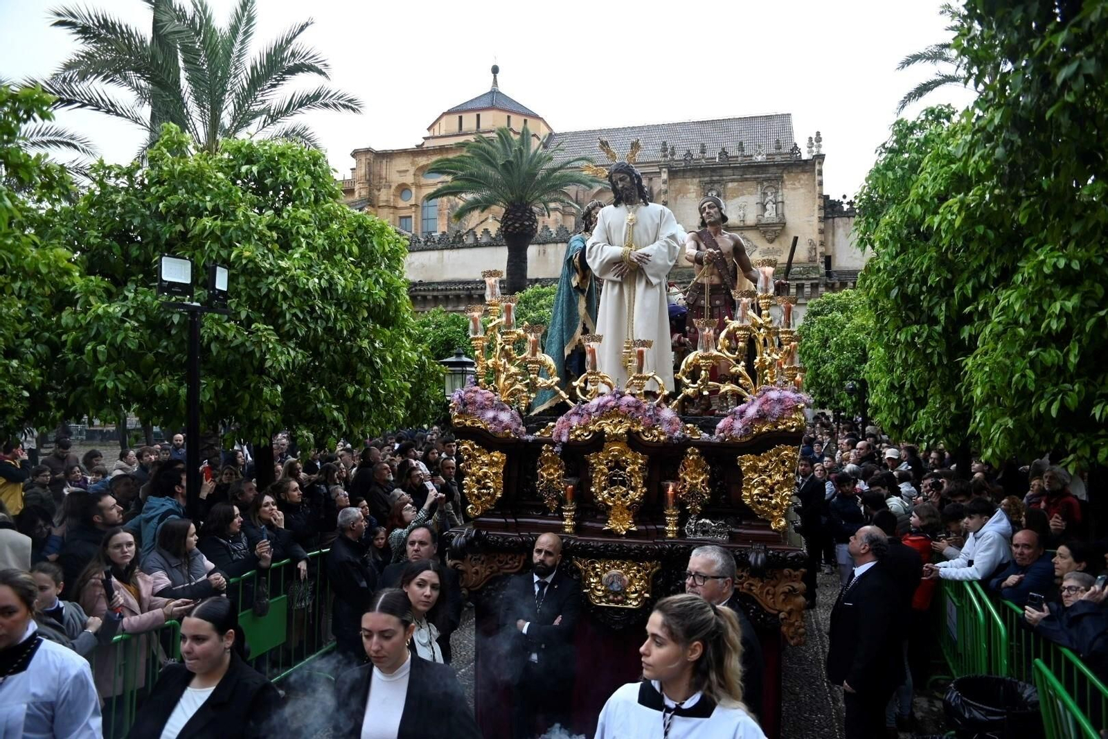 El traslado de la Hermandad del Amor de Córdoba, en imágenes