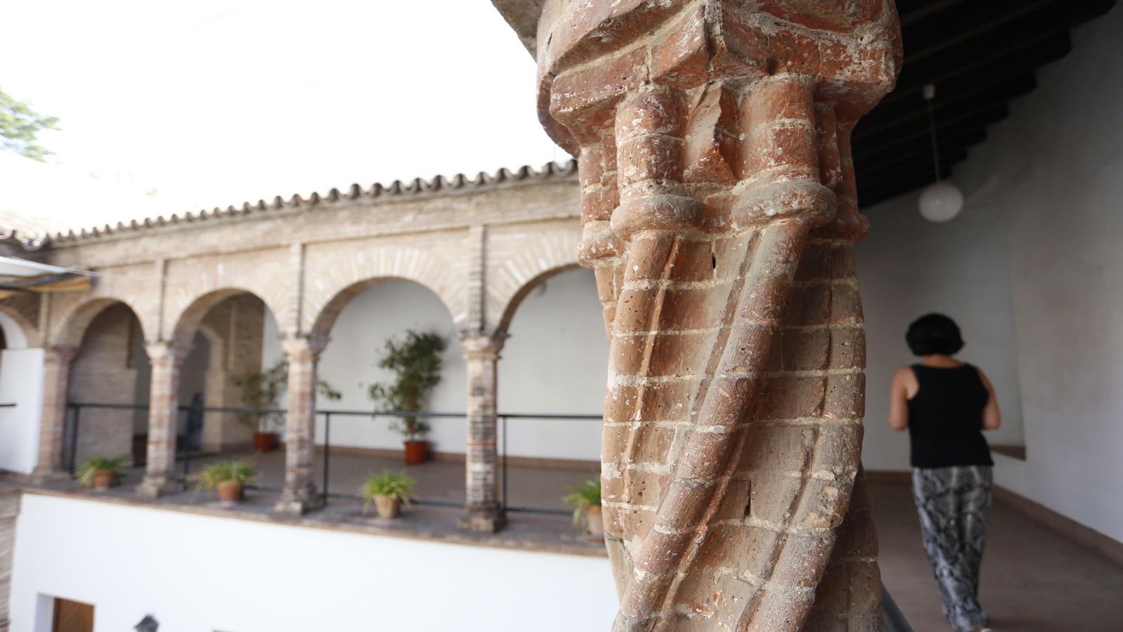 Detalle de una de las columnas del patio realizadas en ladrillos de color rojo.