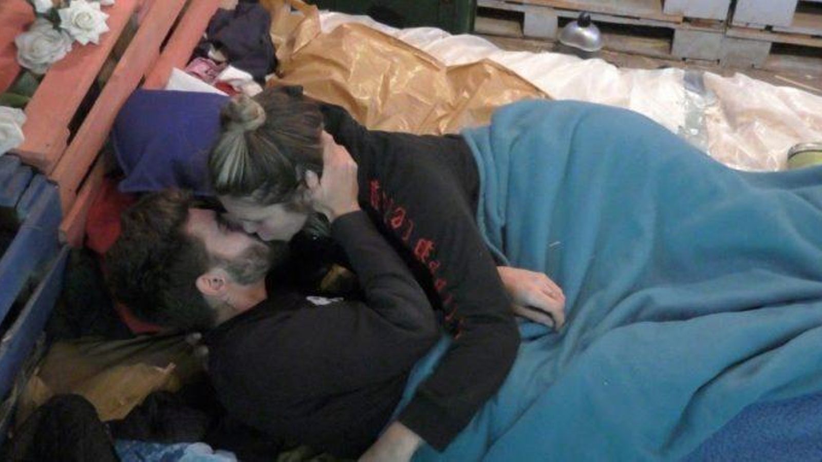 Besando a otra compañera en 'Resistiré'.