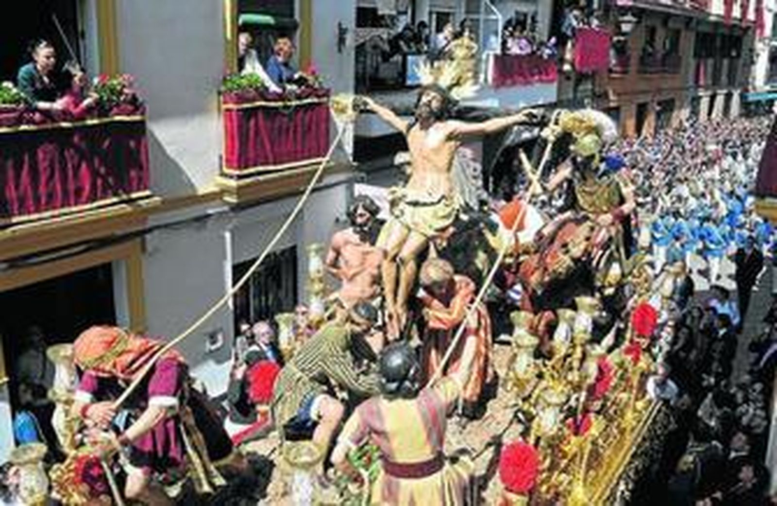 El paso de misterio de la Exaltación con el sol de primera hora de la tarde.