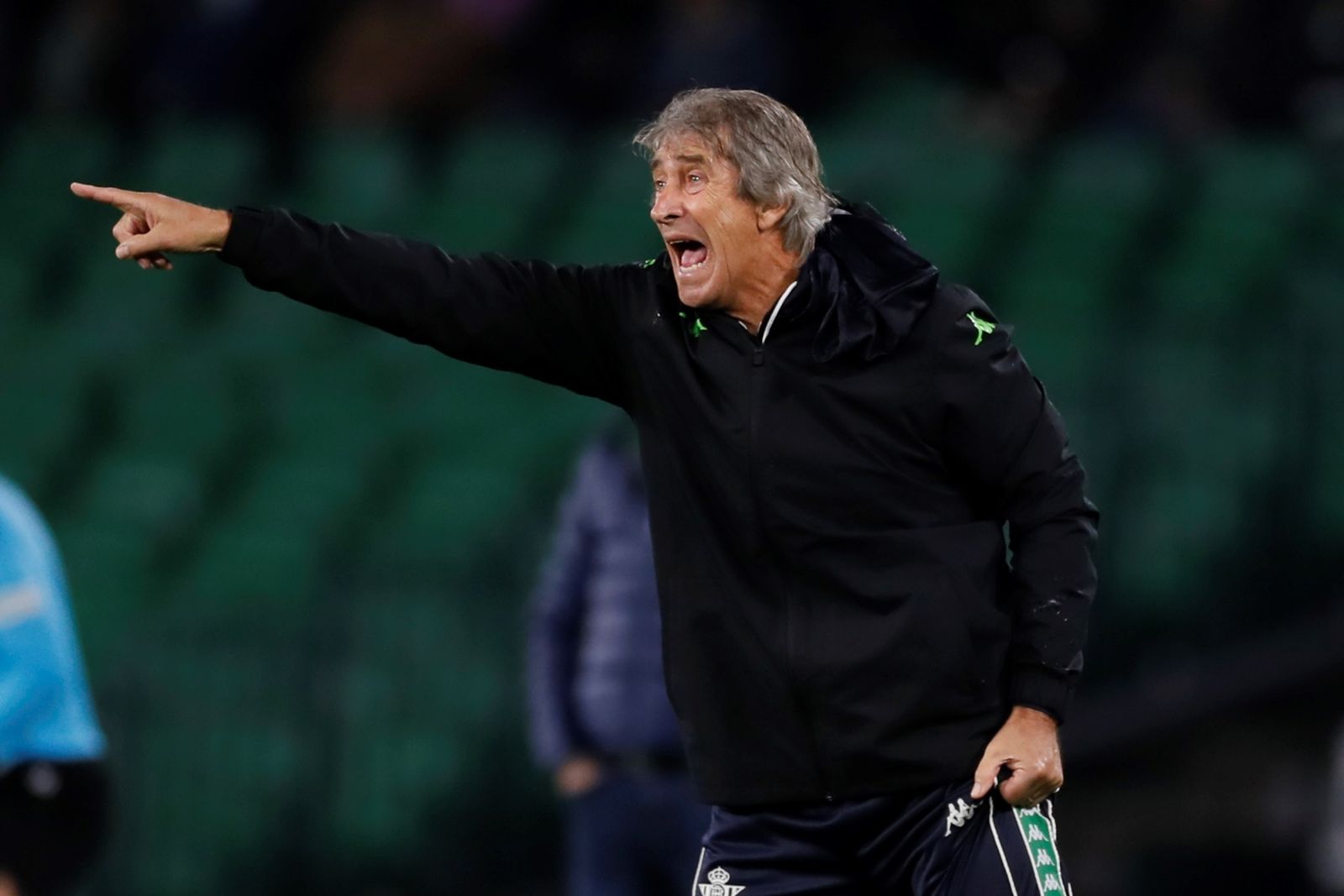 Manuel Pellegrini da instrucciones a sus jugadores.