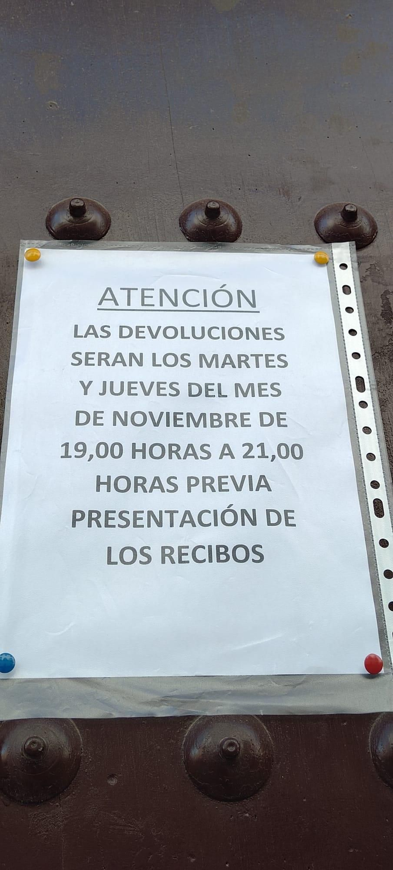 Un cartel a las puertas de la Academia informa sore la devolución de las cuotas.