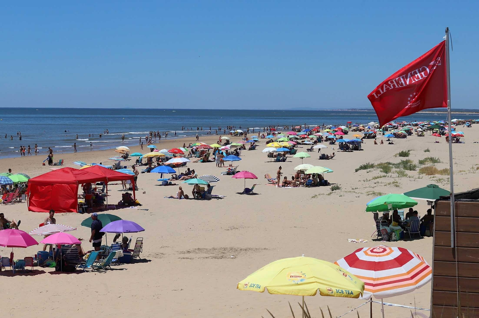 Las imágenes más destacadas del primer domingo de verano en las playas de Huelva