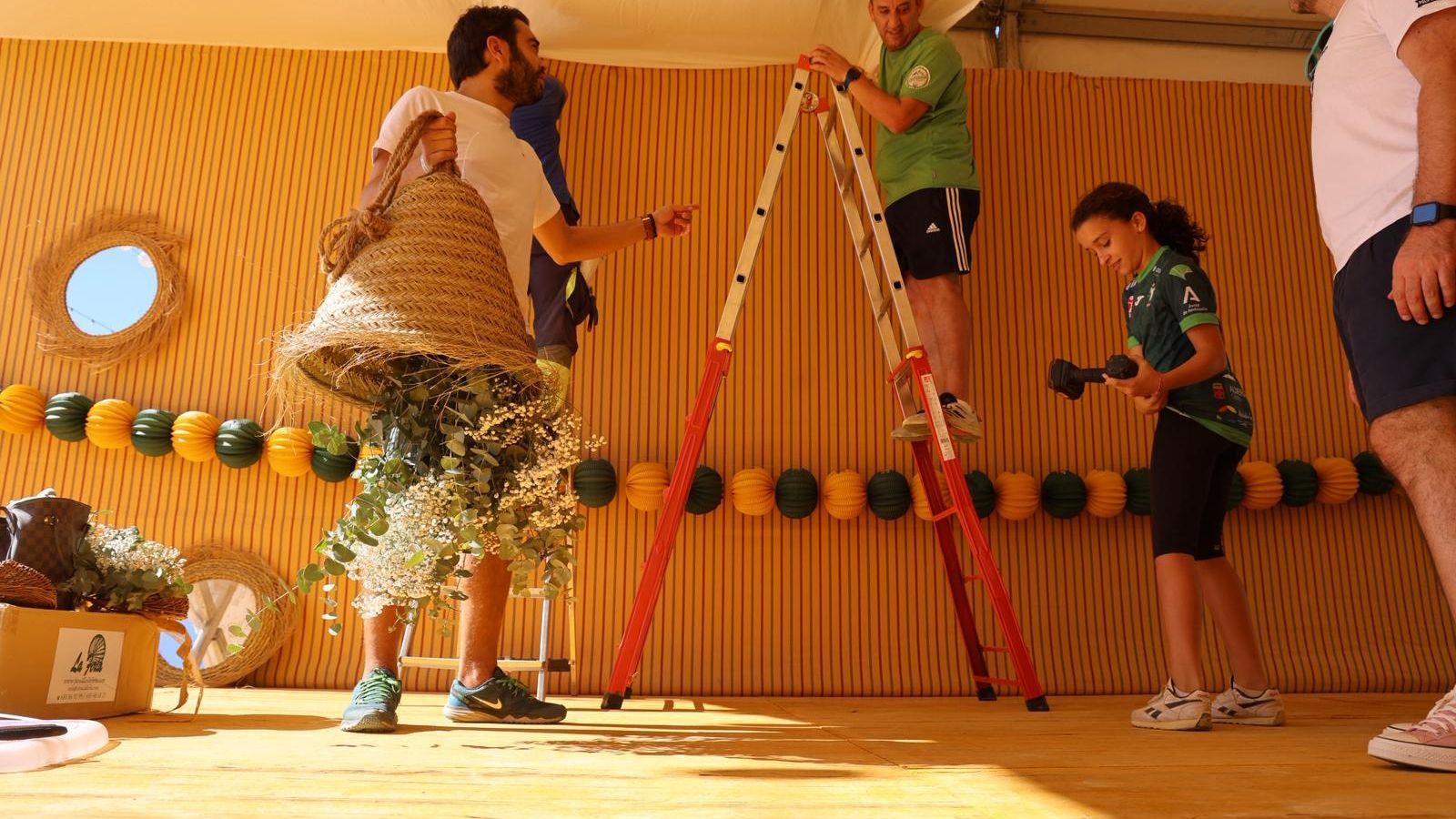 Comienzan a decorar las casetas de la Feria del Caballo.