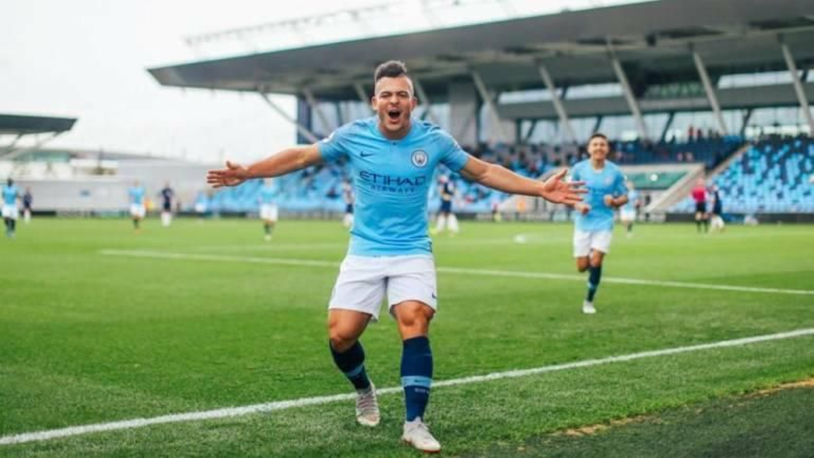 Lorenzo González celebra un gol con el Manchester City