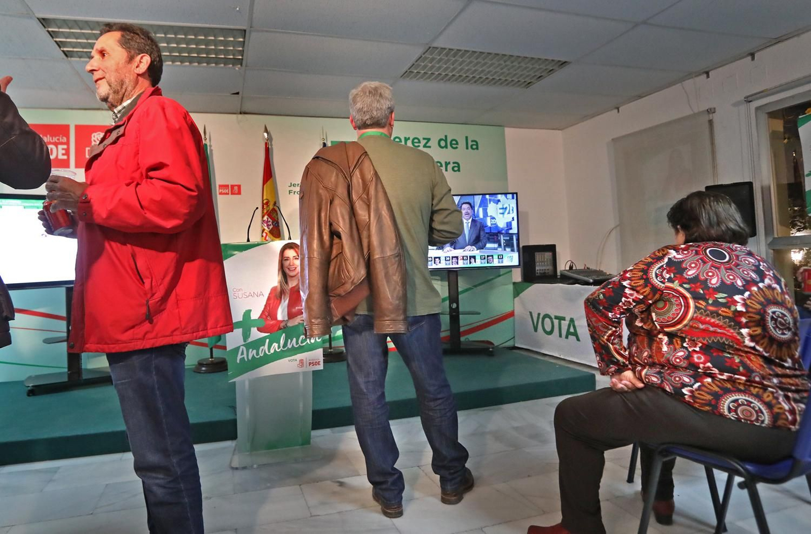 Militantes socialistas siguen los resultados de la elecciones por Canal Sur
