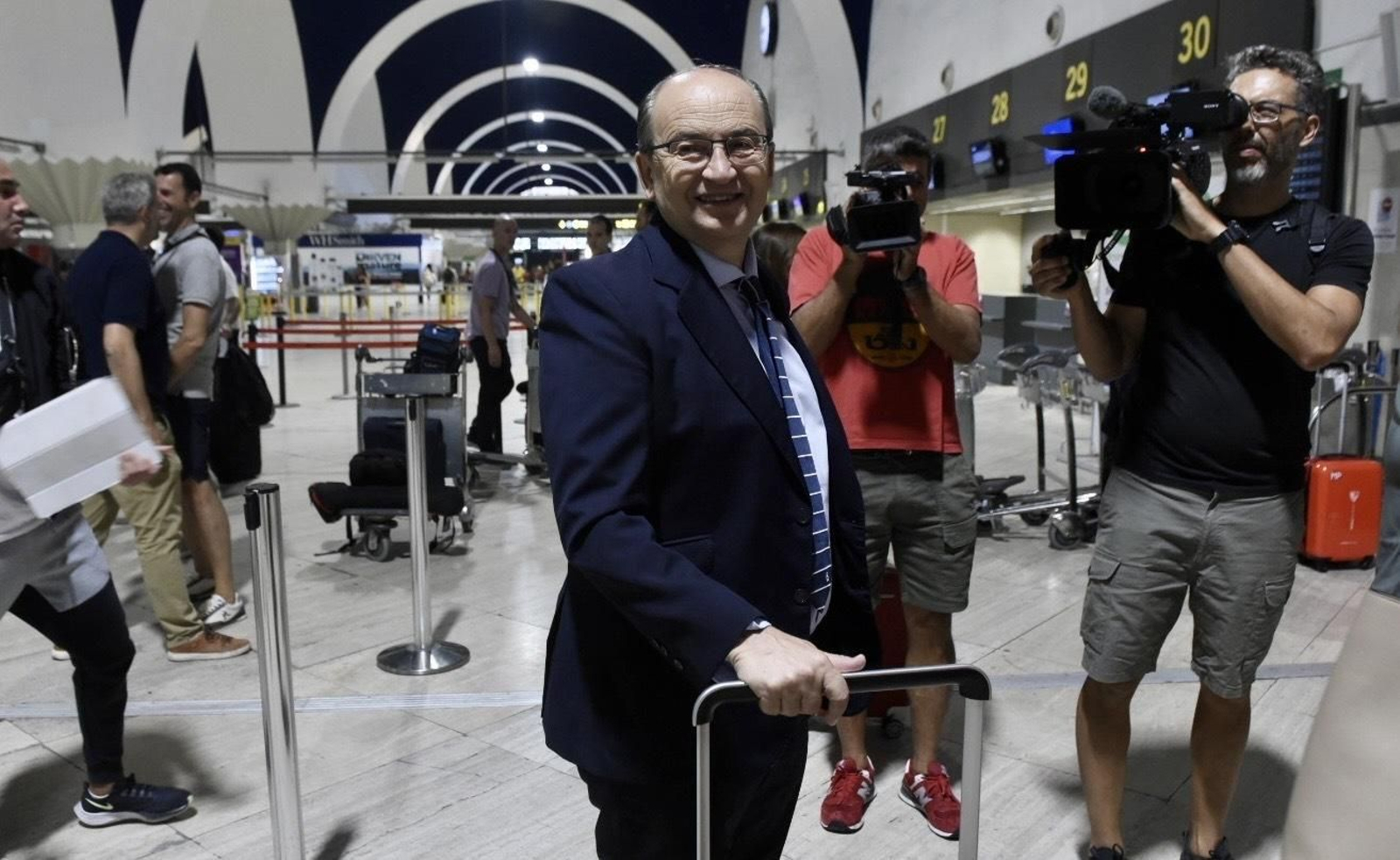 José Castro sonríe a la prensa en el aeropuerto de San Pablo, antes de partir a Atenas.