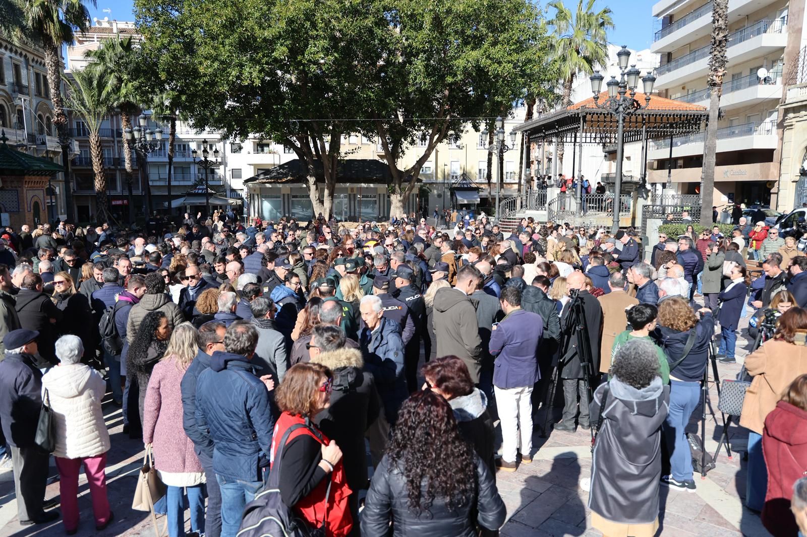 La Plaza de las Monjas llena de ciudadanos y autoridades tras el minuto de silencio por las víctimas del tren este lunes.