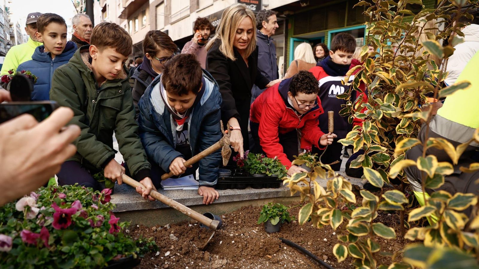 Escolares han participado en la plantación de flores.