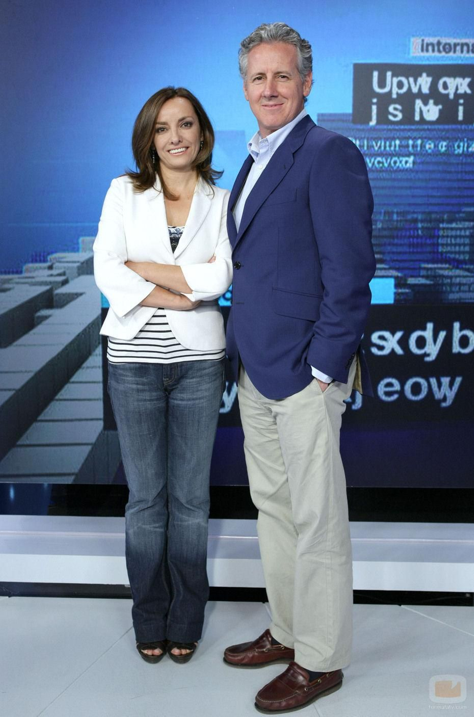 Pepa Bueno con Lorenzo Milá cuando eran los conductores de los 'Telediarios' en el año 2012