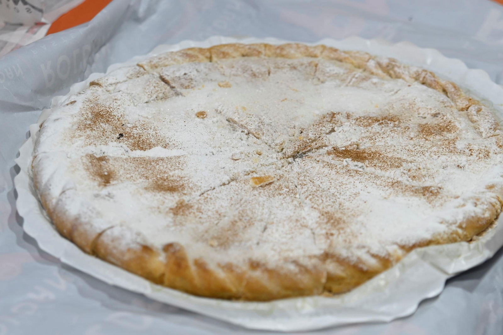 Las mejores imágenes del reparto de pastel cordobés en la Feria del Libro por el día de San rafael