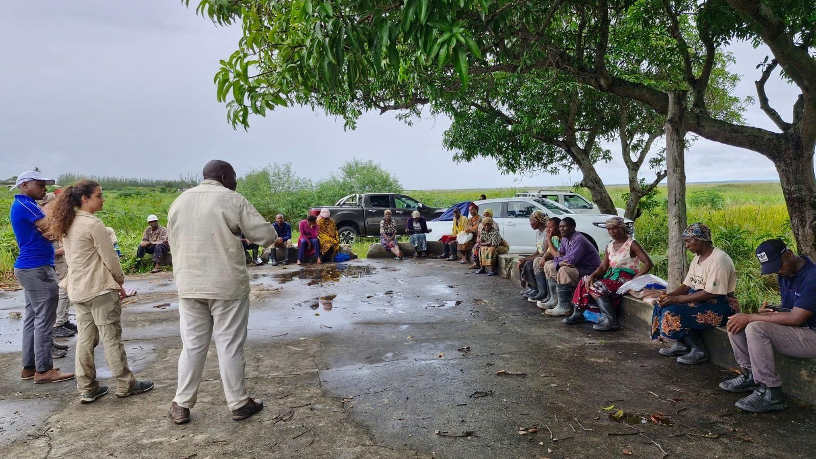 Varios trabajadores, junto a Carolina Santos, conversan entre ellos.