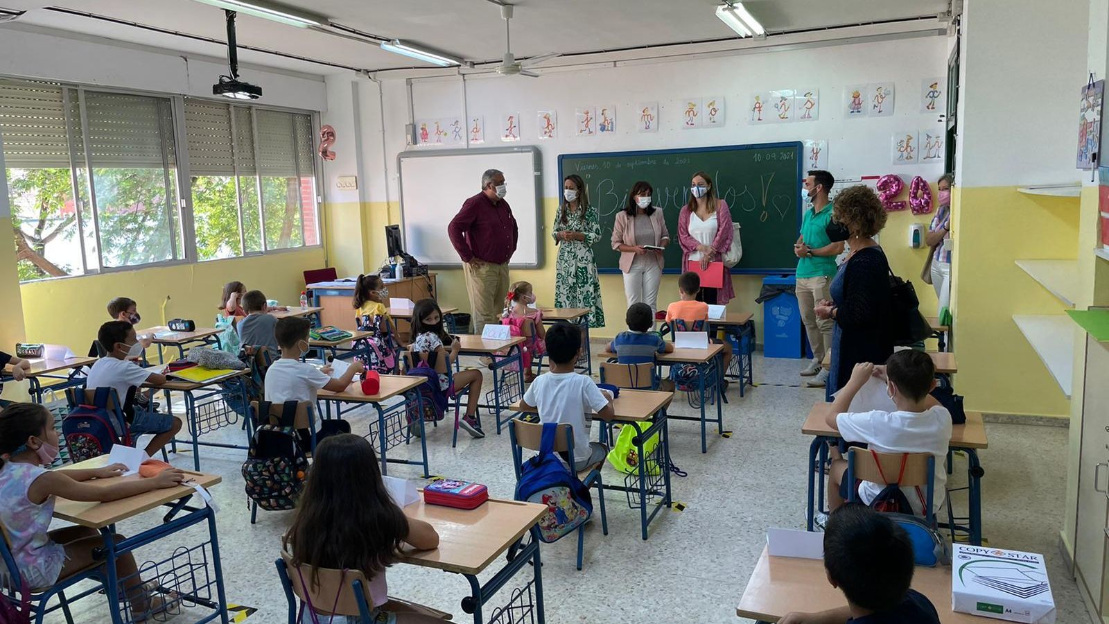 Representantes institucionales durante su visita al CEIP García Lorca  de la capital.