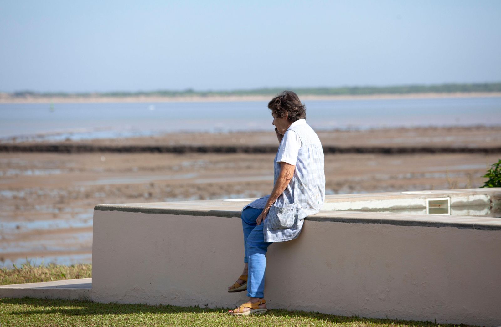 En su casa de La Jara, donde ha fallecido, frente al mar que inspiró sus mejores paisajes.