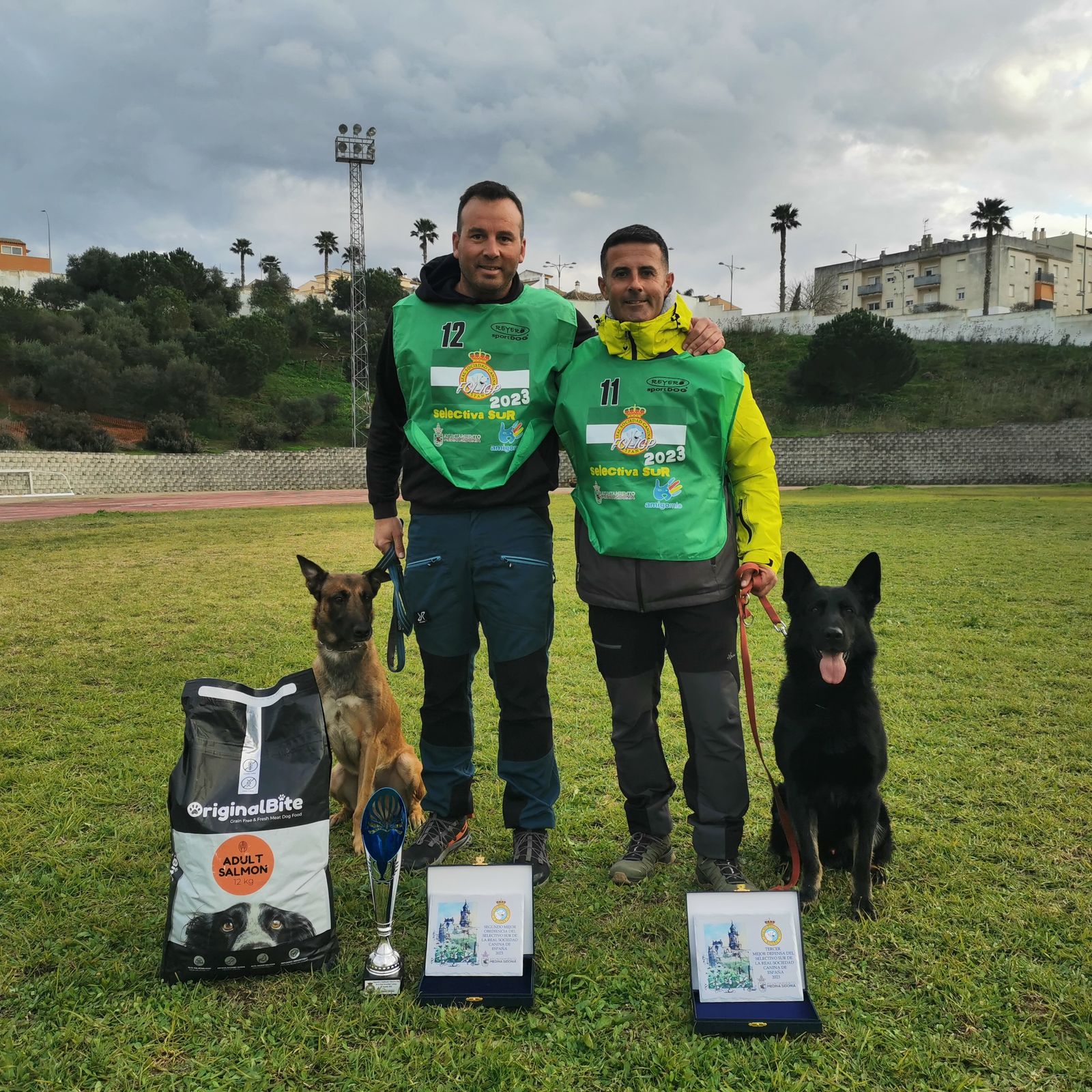 Los dos almerienses, junto a sus perros tras conseguir la clasificación.