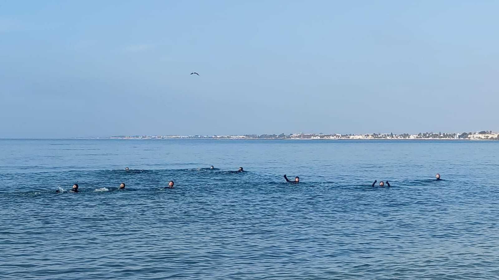 Entrenamiento de natación en la playa de Costacabana este viernes