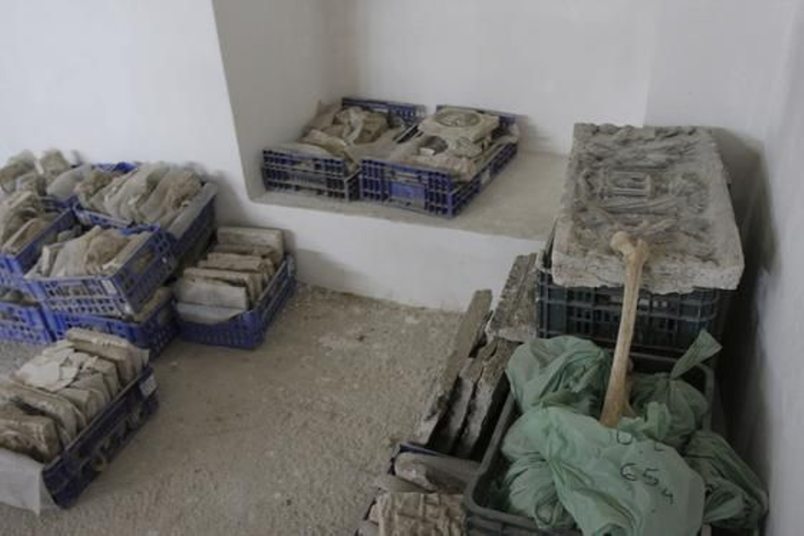 Yeserías de la capilla sacramental del antiguo convento de Agustinas, junto a restos encontrados de una monja.  

Foto: José Ángel García