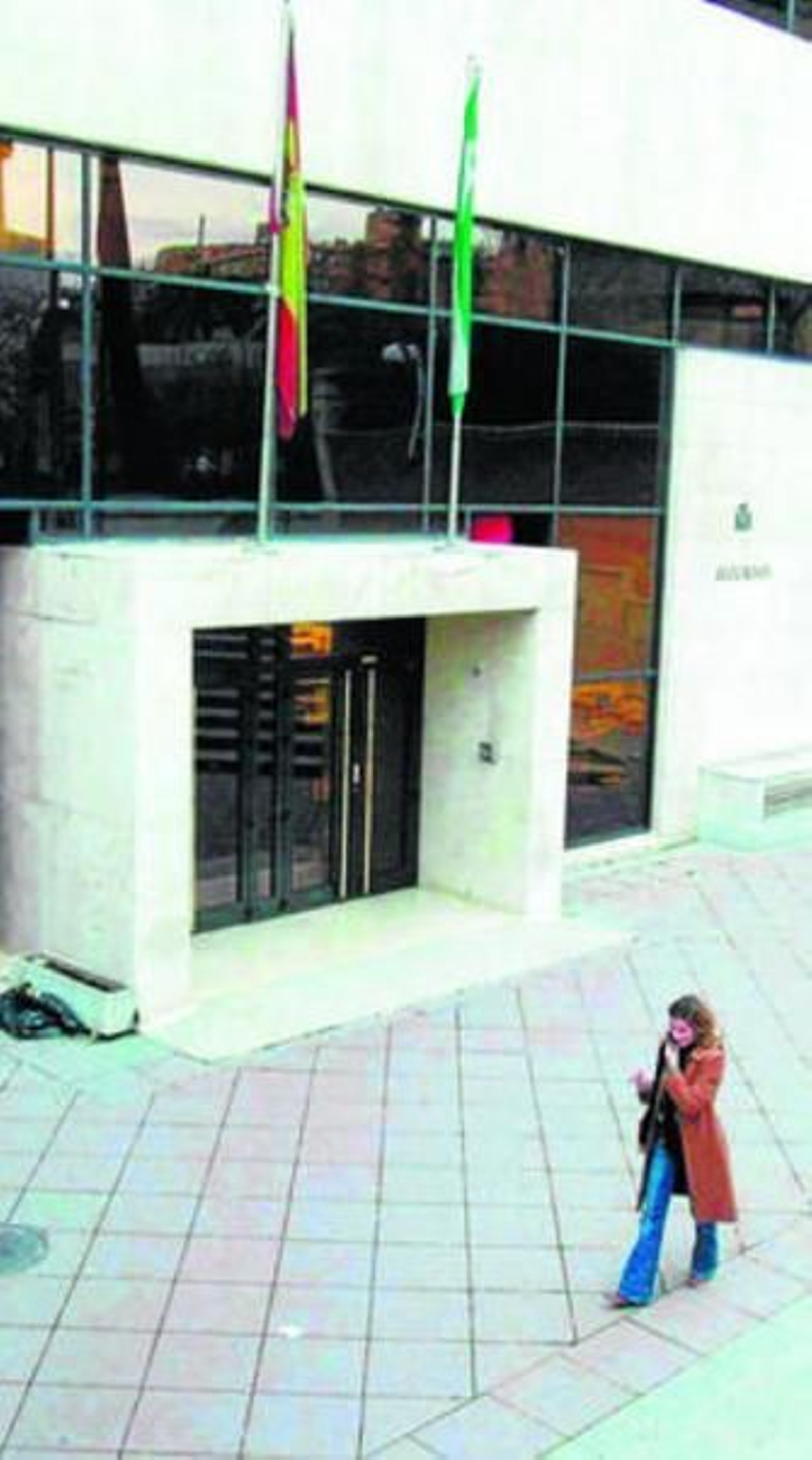 El edificio de los juzgados de la Caleta.