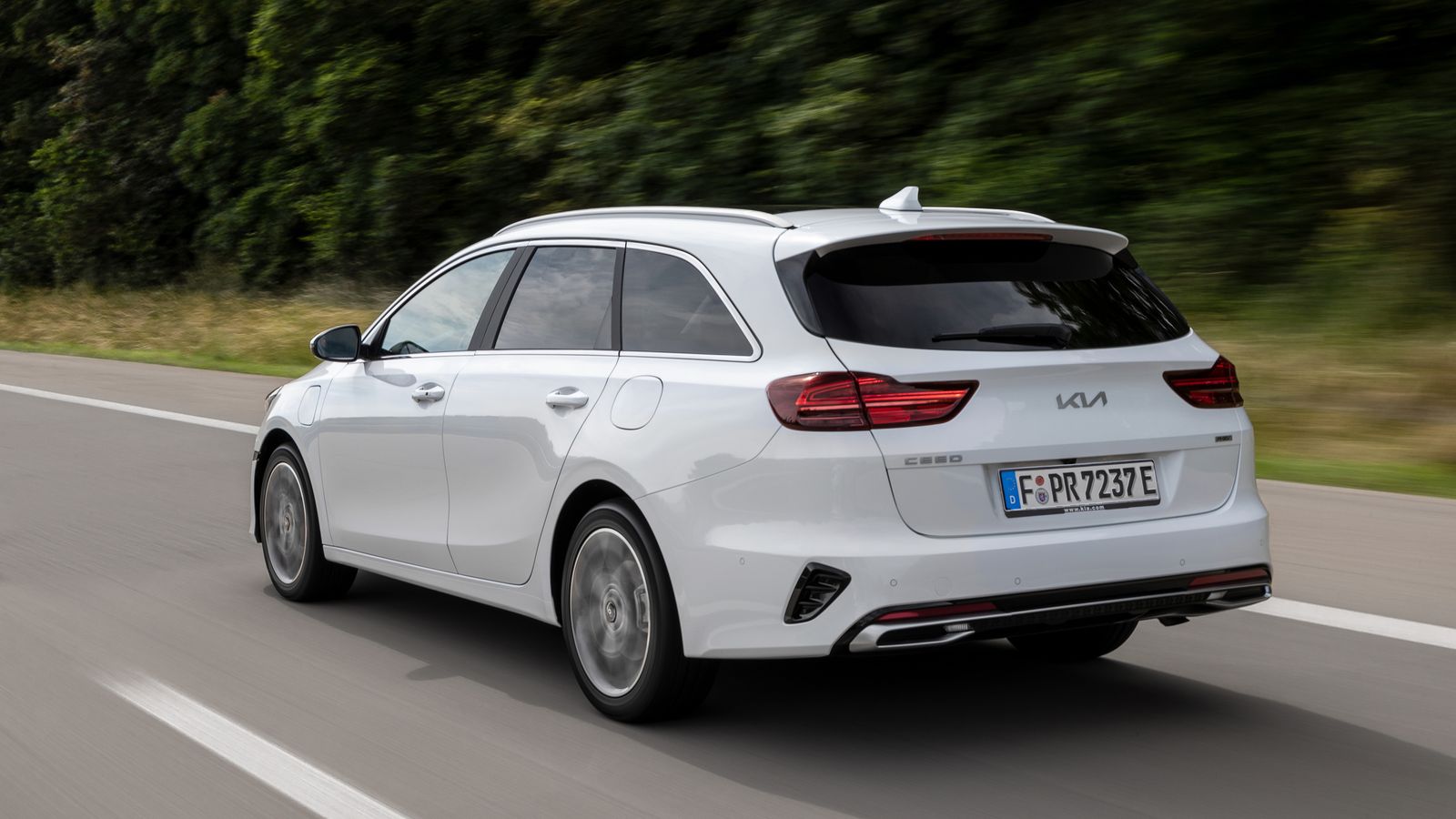 Los 625 litros de maletero de los Tourer se reducen a 427 en la versión híbrida enchufable que, con una batería de 8,9 kWh y un motor de 60,5 kW puede rodar sólo con electricidad durante 50 km y hasta a 120 km/h.