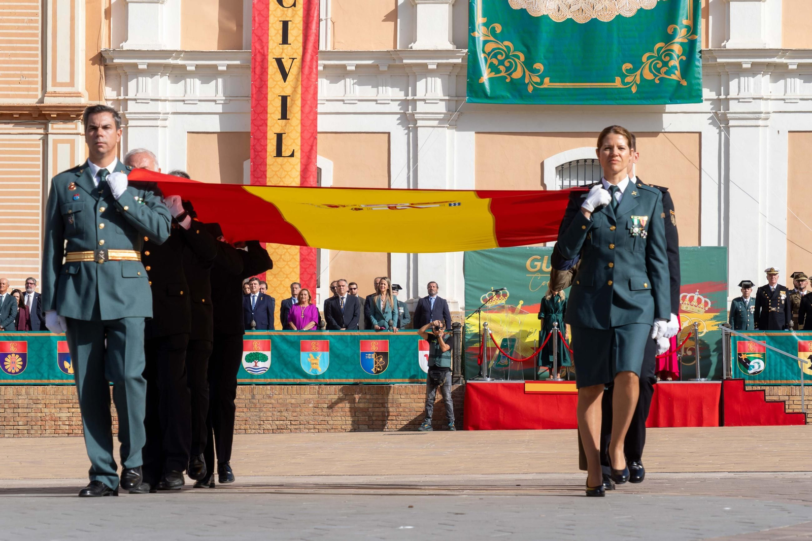 Imágenes del desfile de la Guardia Civil en el Día de la Hispanidad y de su patrona en la Plaza de La Merced