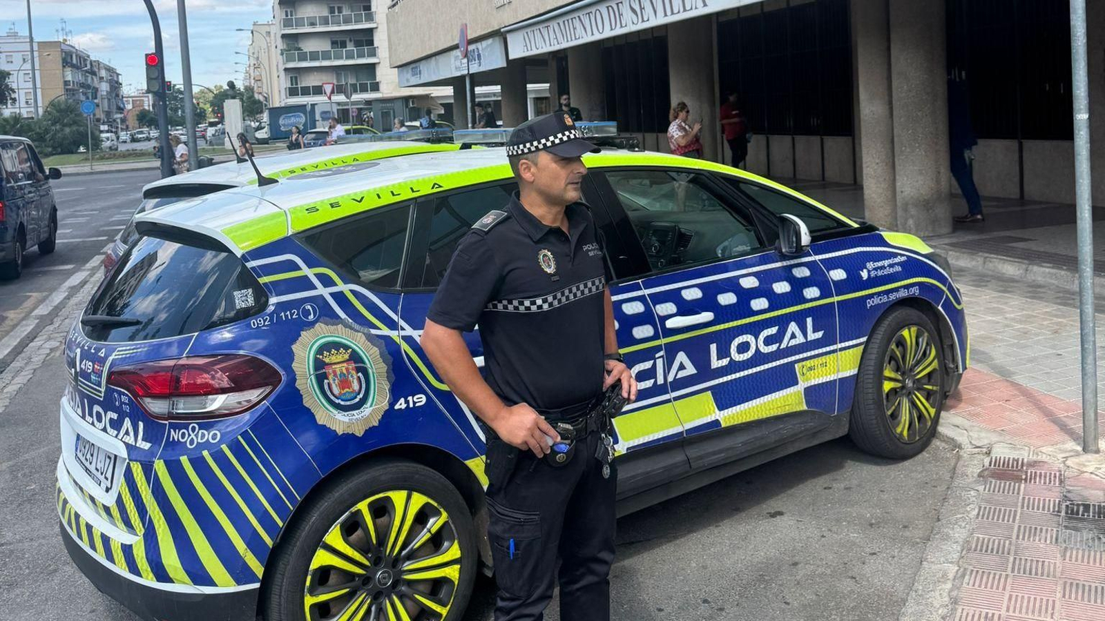 El policía local Félix García, en la puerta de la comisaría del distrito Triana-Los Remedios.