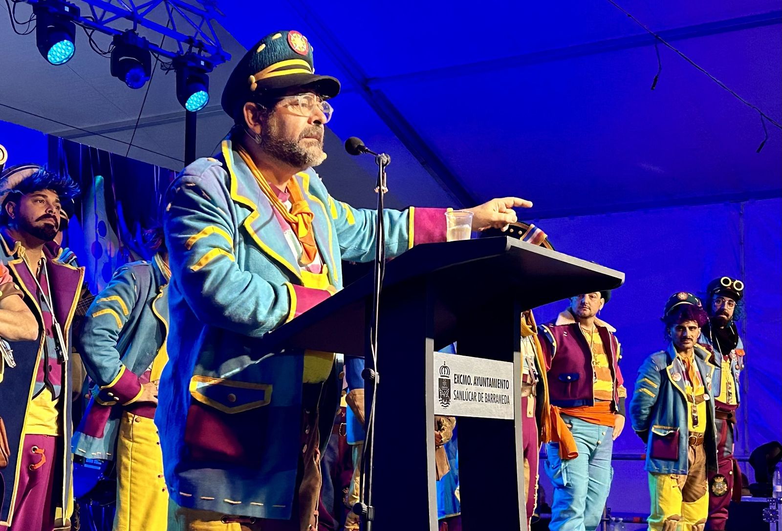 'El Chapa' dando el pregón junto a su comparsa 'Los Colgaos'.