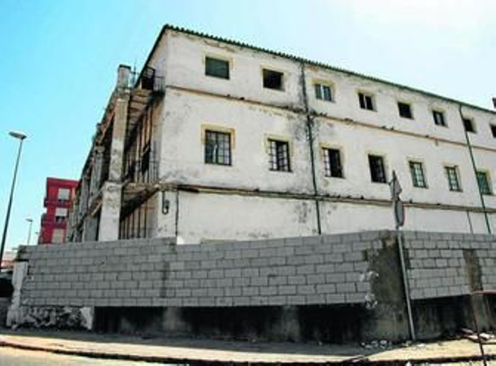 Imagen tomada el pasado viernes del Patio de Soto, en la que se observa el muro perimetral que se construye.