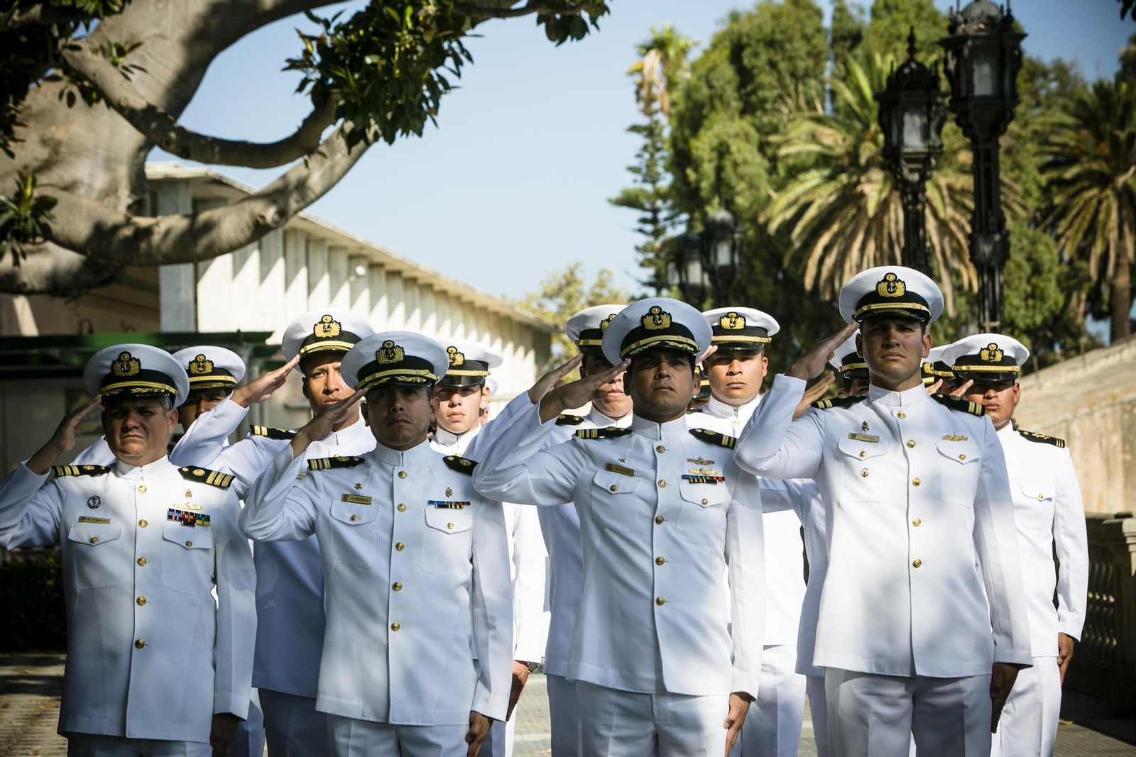 La tripulación del 'BAP Unión', durante una ofrenda floral al busto del almirante Grau de la Alameda en una reciente visita a Cádiz