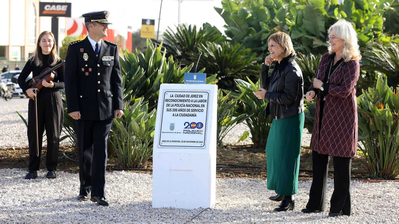 Imágenes de la inauguración de la rotonda de la Policía Nacional en Jerez
