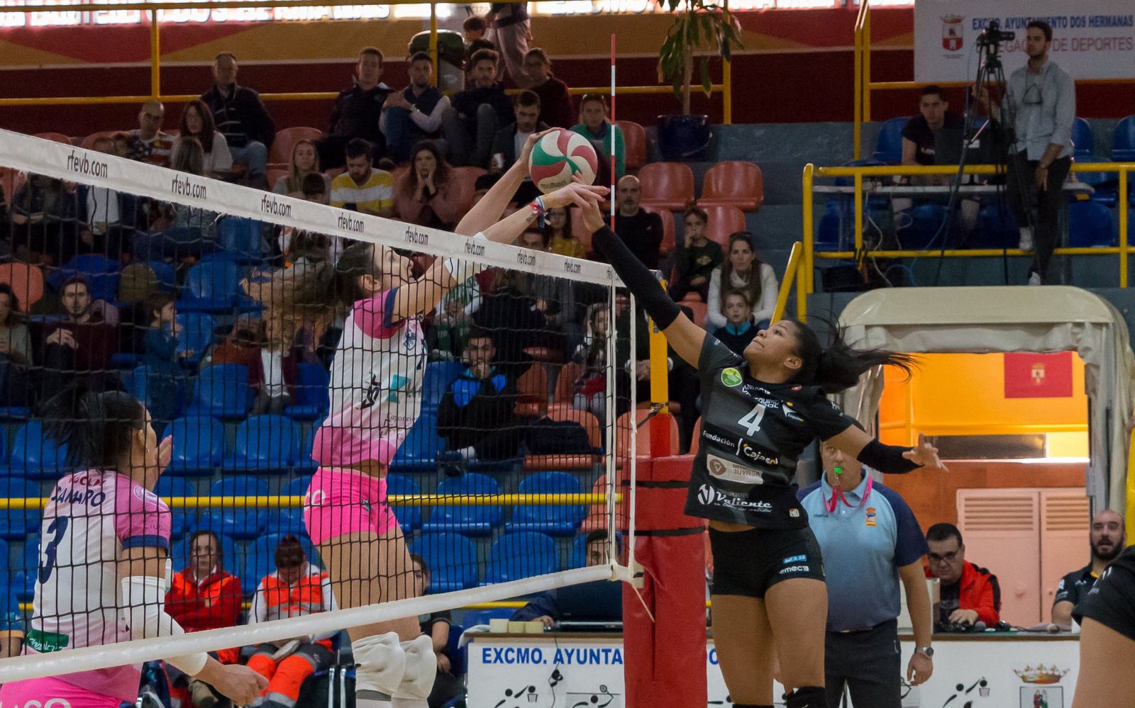 La venezolana Winderlys Medina (derecha) trata de rematar en un partido.