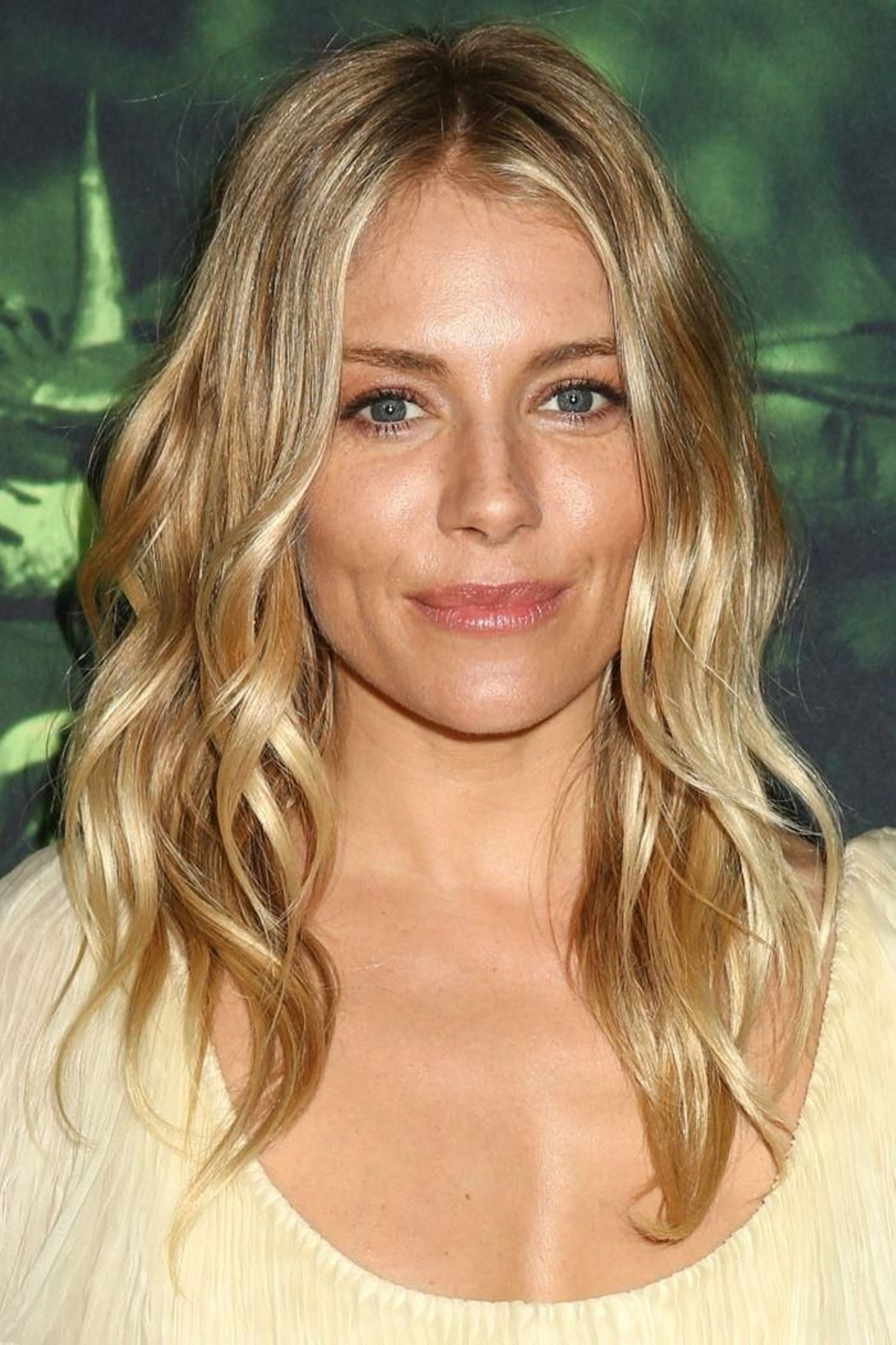 Peinado melena suelta con ondas.