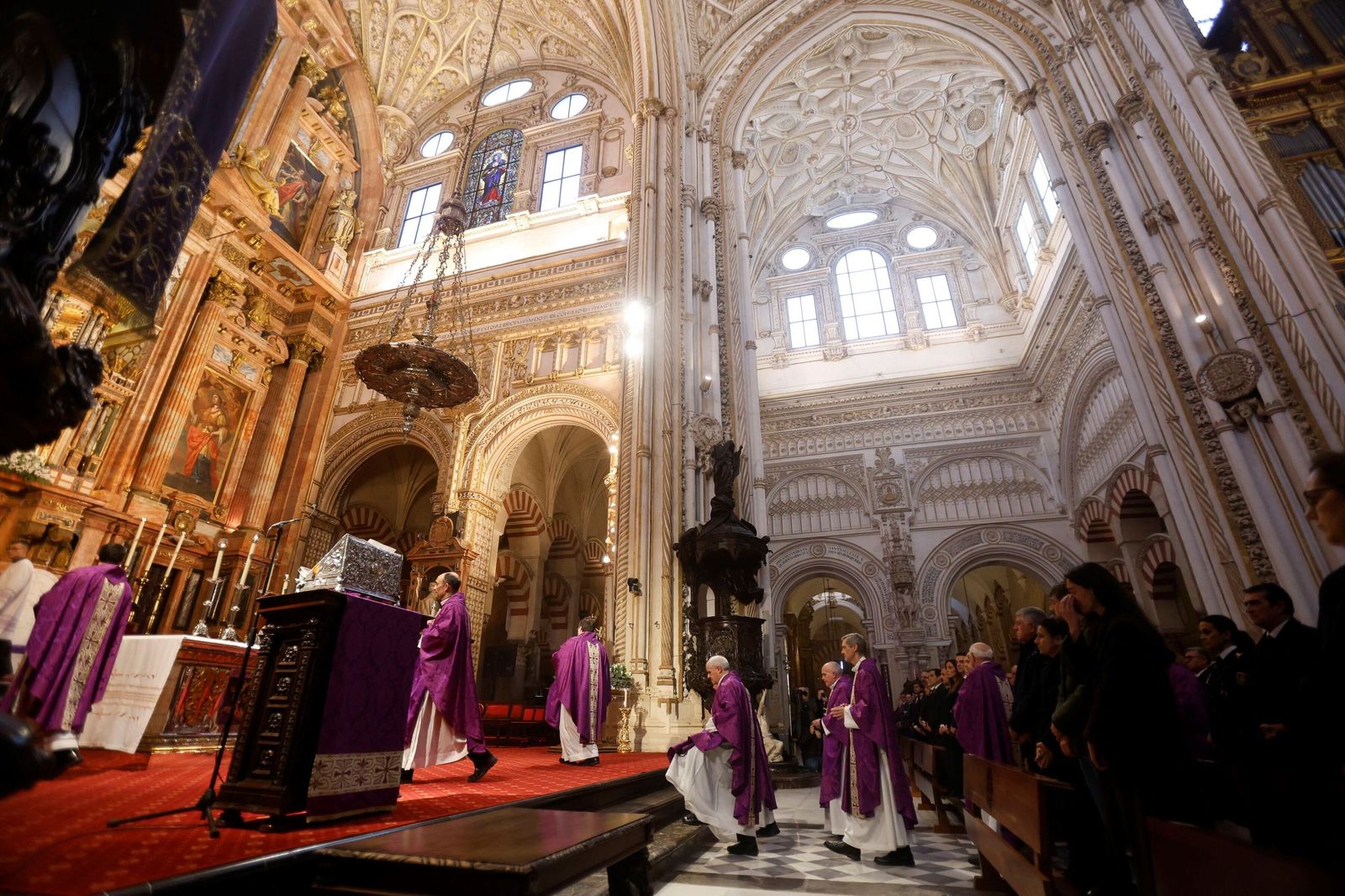 Las imágenes del funeral en Córdoba por las víctimas de la tragedia de Adamuz