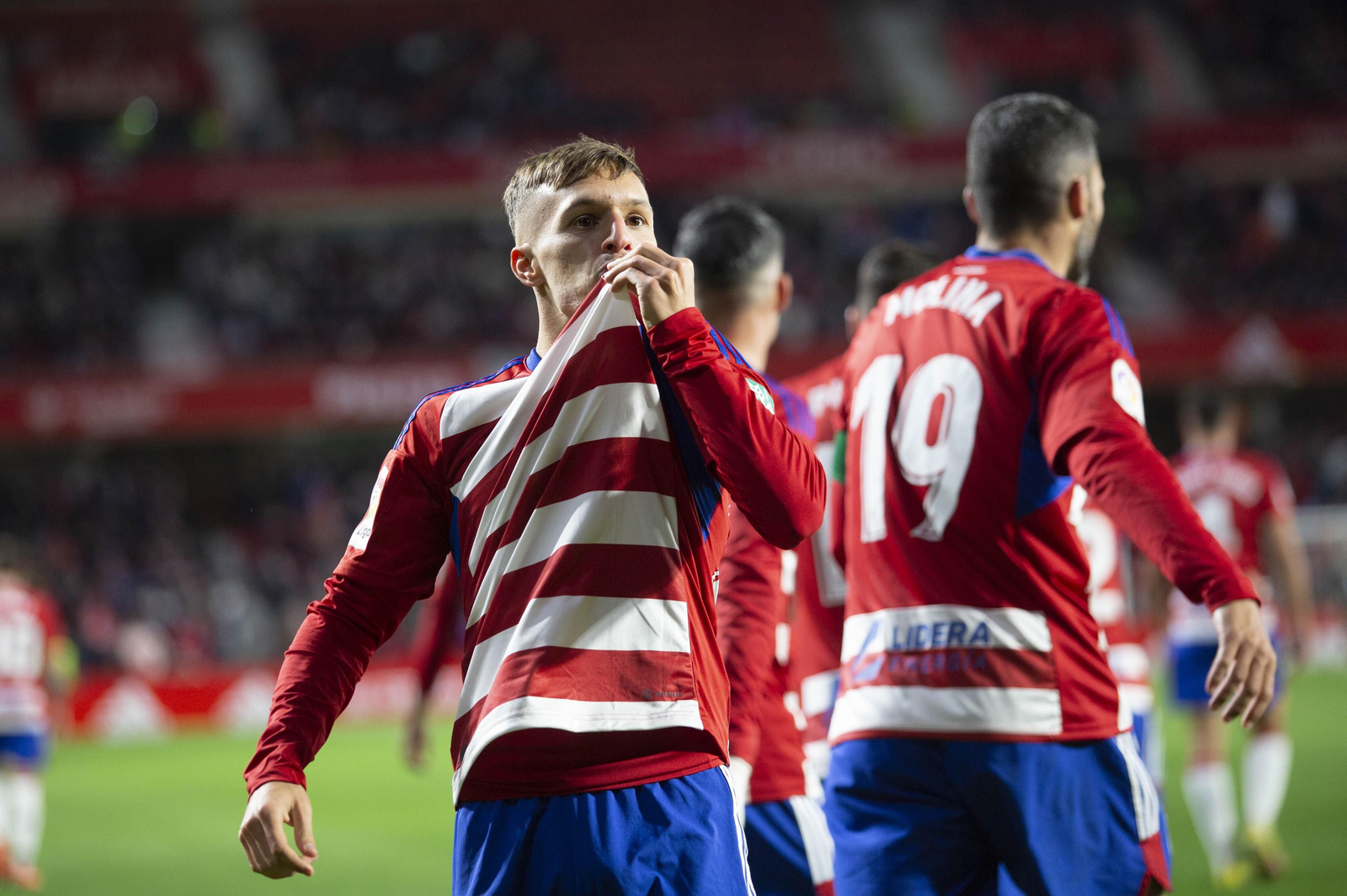 Bryan se besa el escudo tras marcar