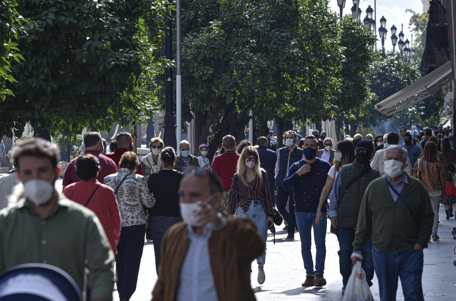 Decenas de sevillanos en el centro de la capital aprovechando el buen tiempo.