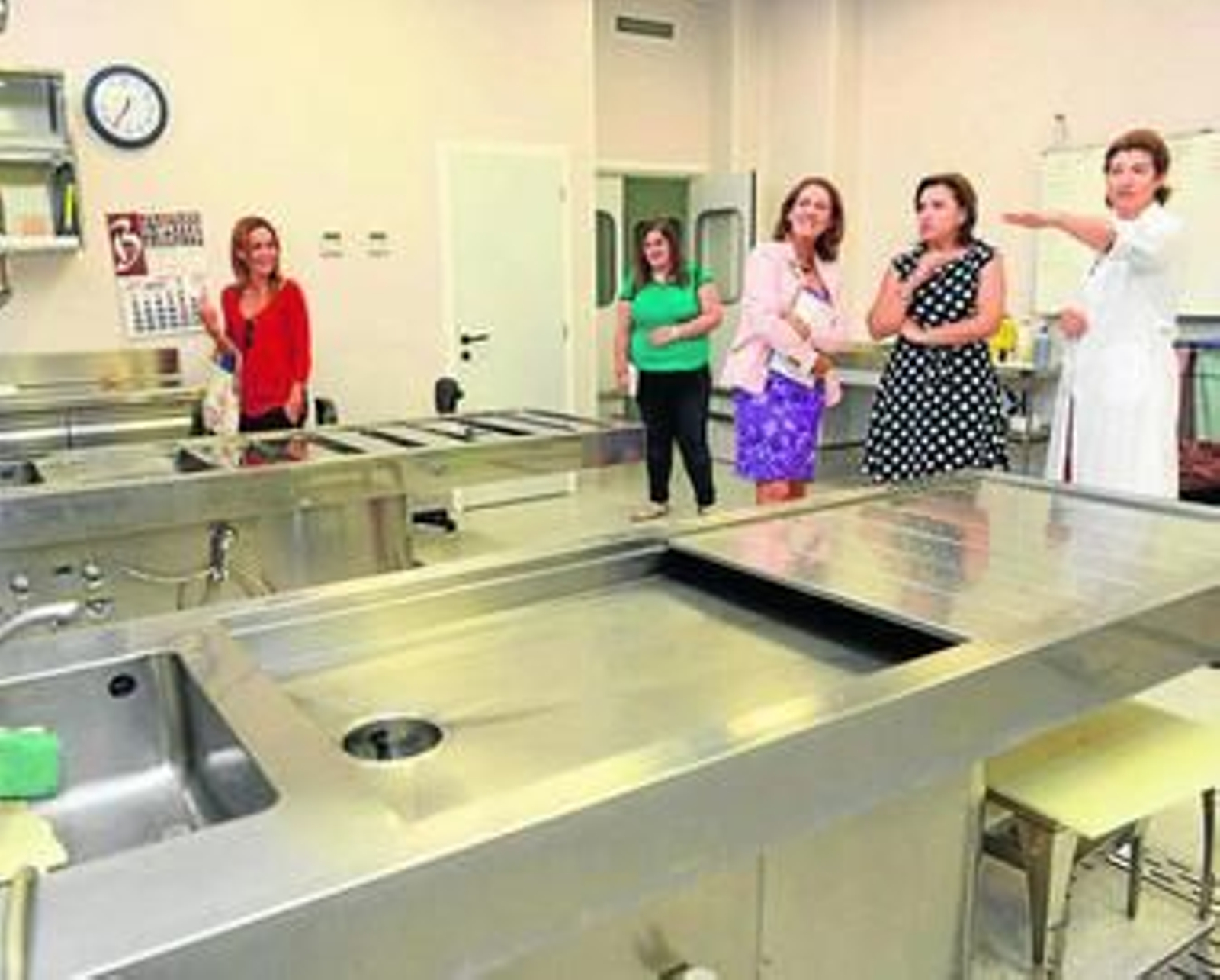 Al fondo, la delegada de la Junta, Sandra García, y la jefa del IML, Nieves Moreno de Espinosa.